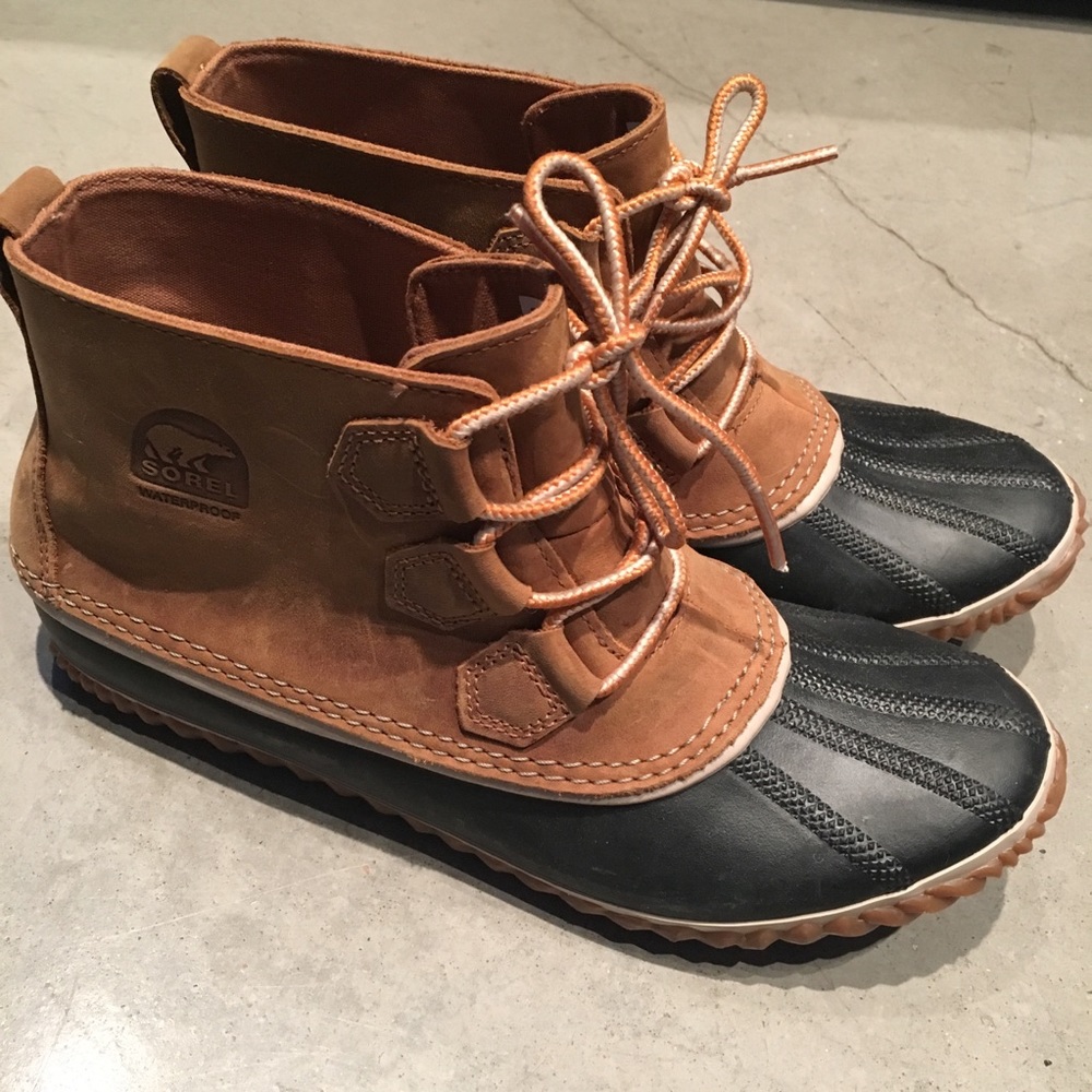 Sorel Out N About leather duck boot size 10.5